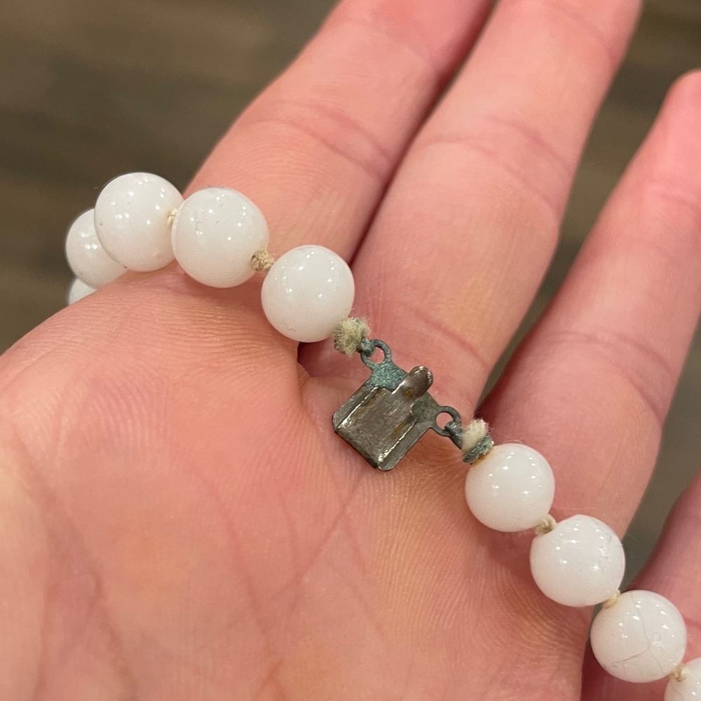 Elegant White Pearl Necklace - Picture 3 of 4